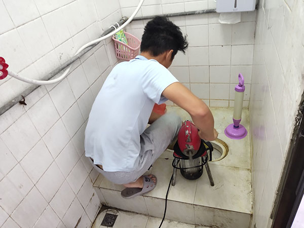 济阳管道堵塞冒臭气 专业师傅现场解决问题