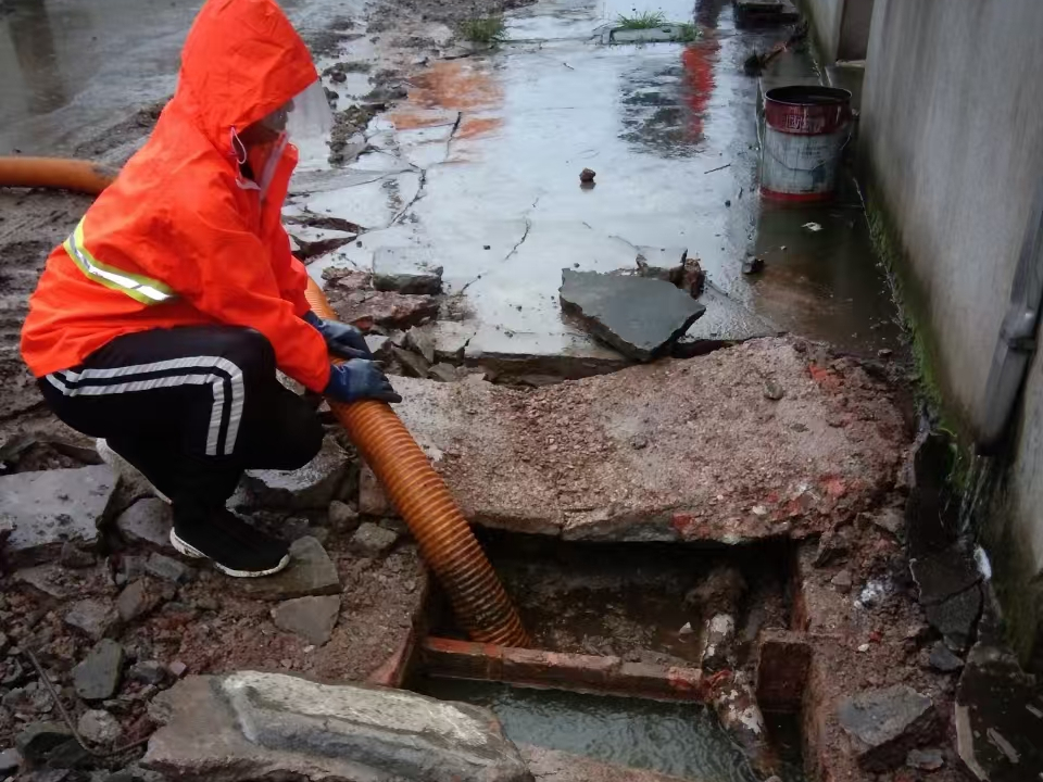 济阳专业清理污水池 炜誉市政以规范流程守护城市 “肠道”