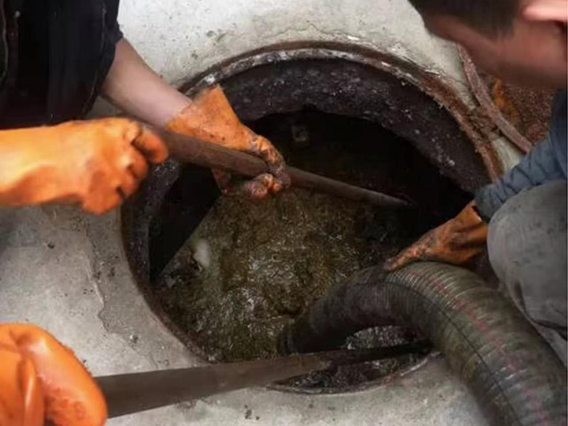 济阳清理化粪池时如何避免沼气的危害？